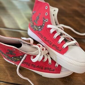 NWT Zipz Hitopz Womens  US 9. EU 39). LOVE PEACE & YOGA